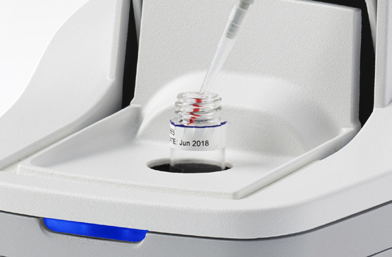 Dispensazione della soluzione nella cuvetta del sistema PCS Artel